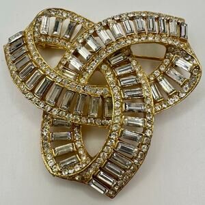 Vintage gold tone clear baguettes rhinestones large trefoil twisted brooch